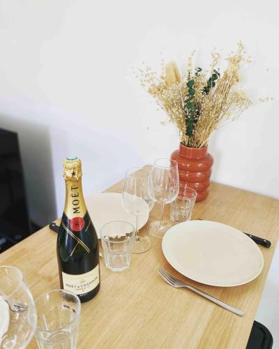 une bouteille de vin posée sur une table avec des verres dans l'établissement Beautiful refurbished cozy apartment, à Nice