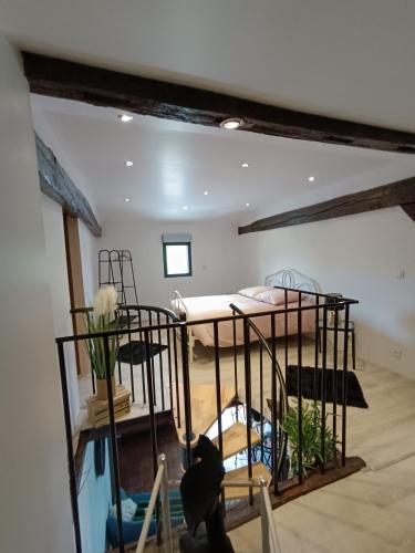 une chambre avec deux lits superposés dans une pièce dans l'établissement LE GRUON DU LAC, à Braucourt