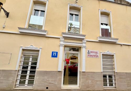 un bâtiment avec une voiture rouge à la fenêtre dans l'établissement Pompeya Merida suite, à Mérida