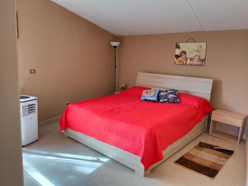 ジャルディーニ・ナクソスにあるCasa le Palmeの赤いベッド1台(赤い毛布付)が備わるベッドルーム1室が備わります。