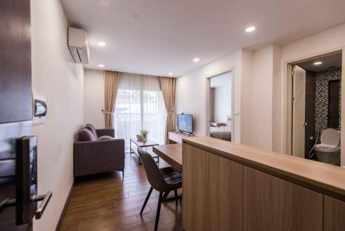 una camera d'albergo con scrivania e soggiorno di Truc Bach Sweet Home a Hanoi