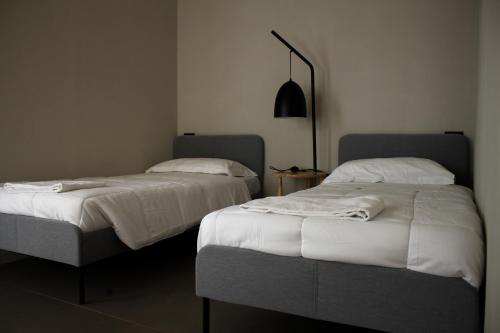 2 Betten nebeneinander in einem Zimmer in der Unterkunft Casa Ferrara J STADIUM by ConfirentHouse in Turin