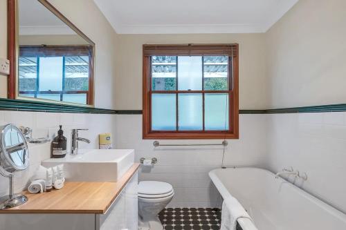 ein Badezimmer mit einer Badewanne, einem Waschbecken und einem WC in der Unterkunft Malvern Mountain Retreat & Pet welcome in Blackheath
