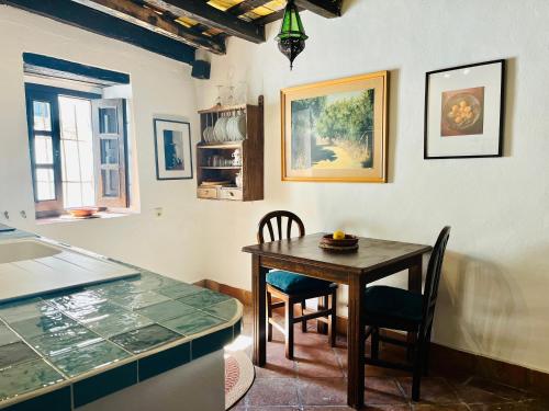 un comedor con mesa y sillas en una habitación en Casa Anon, en Jimena de la Frontera