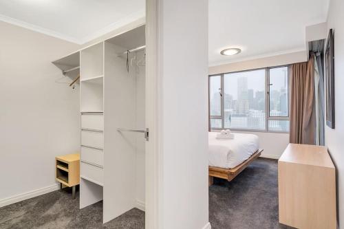 um quarto com uma cama e uma janela em DREAM HARBOUR VIEW 2 BRM // GYM, POOL and PARKING em Sydney
