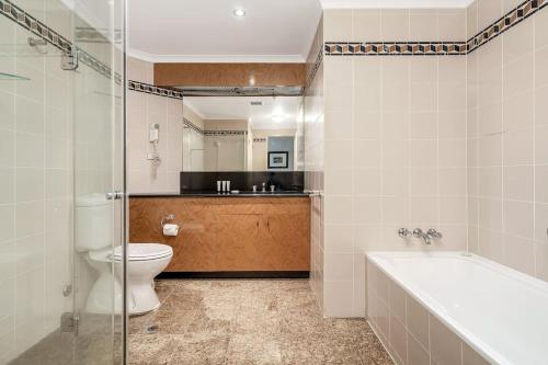 een badkamer met een toilet, een bad en een wastafel bij DREAM HARBOUR VIEW 2 BRM // GYM, POOL and PARKING in Sydney