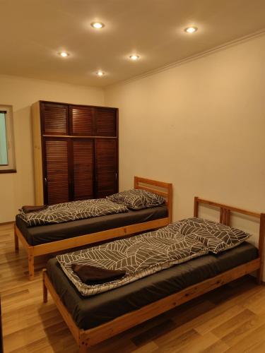 Zimmer mit 2 Betten und einem Fenster in der Unterkunft Apartment in the centrum with free private parking in Levice