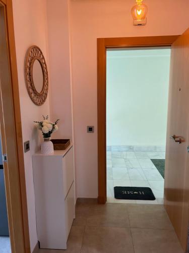 eine Tür, die in einen Raum mit einer Vase auf der Theke führt in der Unterkunft Casa Los Caños de Alhama in Alhama de Almería