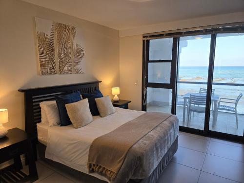 une chambre avec un lit avec vue sur l'océan dans l'établissement Ocean View 304 Luxury Self Catering Apartment Strand Western Cape South Africa, au Cap