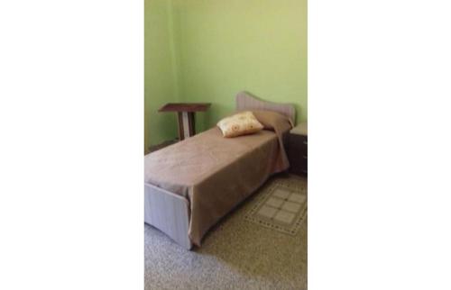 NICE APARTMENT VERy MODERN في كالتانيسيتا: غرفة نوم صغيرة مع سرير وطاولة
