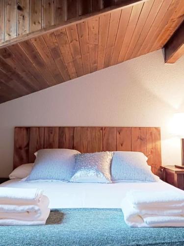 1 dormitorio con 1 cama con cabecero de madera en Casita de Dorres, en Dorres