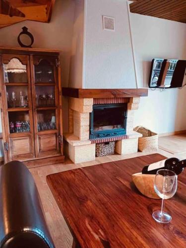 - un salon avec une cheminée et un verre de vin dans l'établissement Casita de Dorres, à Dorres