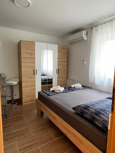 Postel nebo postele na pokoji v ubytování Apartments Jelena