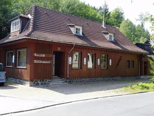 mały drewniany budynek z brązowym dachem w obiekcie Adorable Aparment in Wildemann with Parking w mieście Wildemann