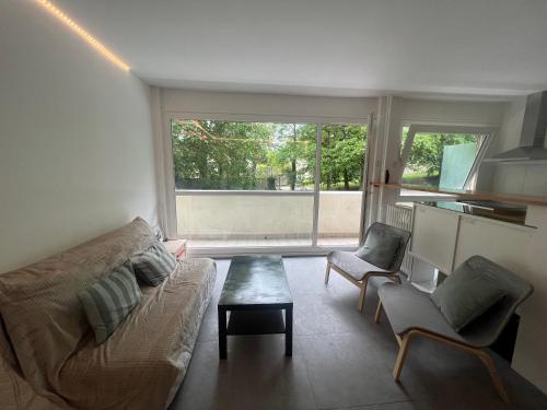 un salon avec un canapé et une table dans l'établissement Oasis de Verdure avec Balcons - Proche Versailles, à Viroflay