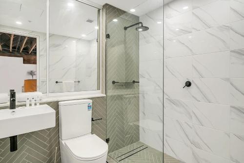 een badkamer met een douche, een toilet en een wastafel bij STYLISH APARTMENT IN CHIPPENDALE //PRIVATE PARKING in Sydney