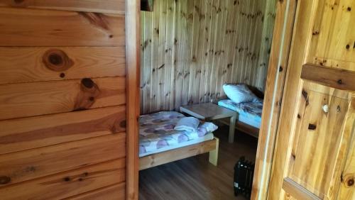 a room with two beds in a cabin at Gospodarstwo Agroturystyczne z BASENEM & SPA i Alpakami in Ełk