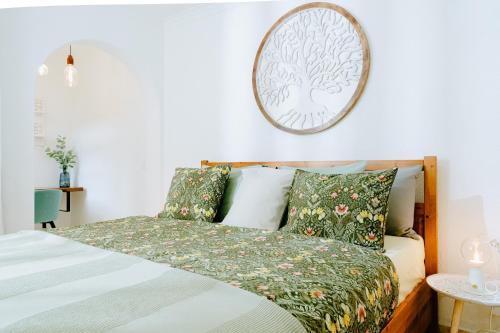 Postel nebo postele na pokoji v ubytování 1BDR Sunny Terrace Apartment