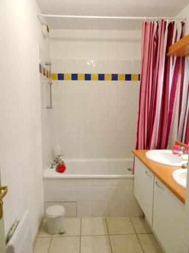 une salle de bain avec une baignoire, des toilettes et un lavabo dans l'établissement Appartement convivial à Aigues-Mortes, piscine partagée, à Aigues-Mortes