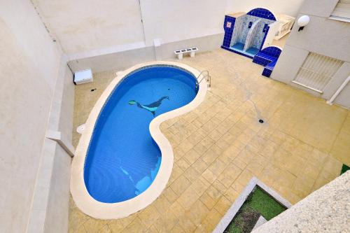 una vista dall'alto di una piscina in un edificio di Casa Encanto Torrevieja a Torrevieja