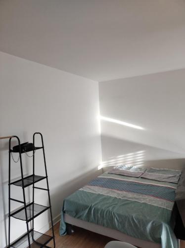 - un lit dans une chambre avec une échelle à côté dans l'établissement Appartement studio cosy centre avec place de parking, à Lorient