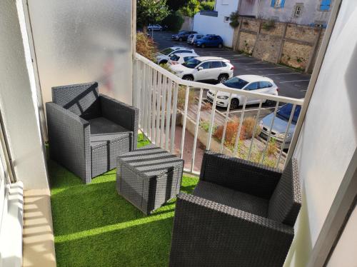 d'un balcon avec des chaises et une vue sur le parking. dans l'établissement Appartement studio cosy centre avec place de parking, à Lorient