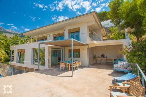 Cette villa offre une vue sur une terrasse. dans l'établissement Villa Ana Clara by Abahana Villas, à Altea