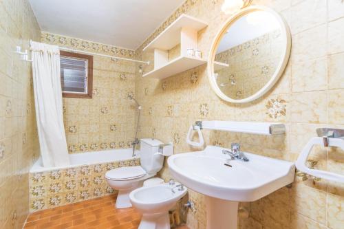 プレラスにあるSon Obra Nouのバスルーム(洗面台、トイレ、鏡付)