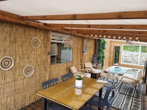 jadalnia ze stołem i krzesłami w obiekcie 2 chambres à 15 mn de la mer en pleine nature Jacuzzi dispo du 01 avril au 15 octobre w mieście Anneville-sur-Scie