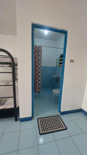 ein Bad mit einer Dusche und einem WC in einem Zimmer in der Unterkunft Galera Pension House in Balatero