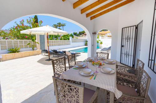 Villa Ancla Blanca by Abahana Villas