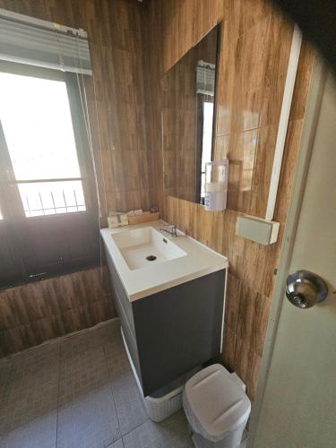 La salle de bains est pourvue d'un lavabo et de toilettes. dans l'établissement Paradise Pool Villa at My Second home, à Ban Chang