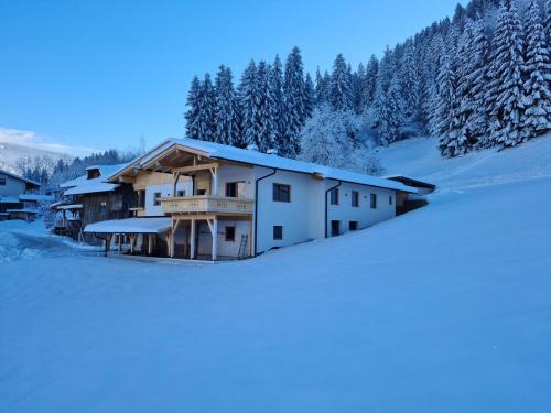 カルテンバッハにあるSpacious Holiday Home near Ski Area in Kaltenbachの雪に覆われた家