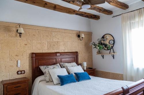 Ένα ή περισσότερα κρεβάτια σε δωμάτιο στο Casa Rural Finca Los Olivos