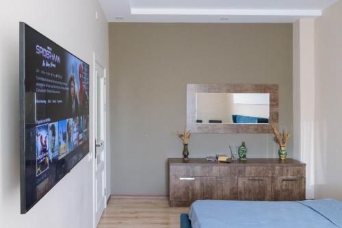 1 dormitorio con espejo grande y cama en Old City Apartment en Bakú