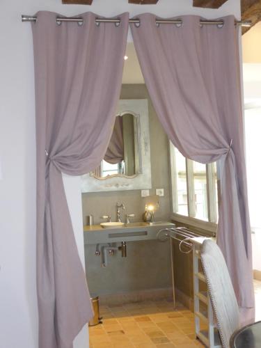 een badkamer met een wastafel en een spiegel bij Le Prieuré de Loups in Saint-Michel-en-Brenne