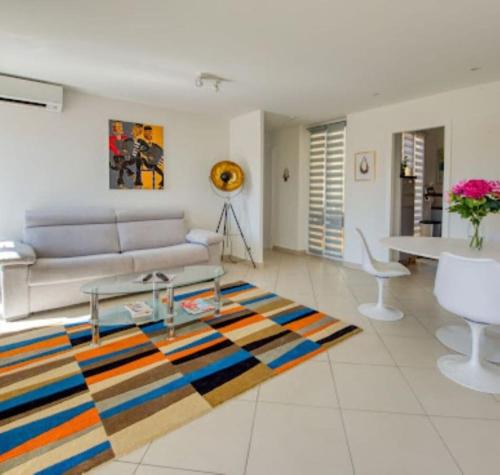 un salon avec un canapé et une table dans l'établissement Grand deux pièces - Hyper Centre, à Nice