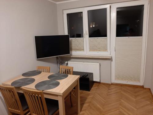 Μια τηλεόραση ή/και κέντρο ψυχαγωγίας στο Apartament Sopotkowo "WYJĄTKOWY"