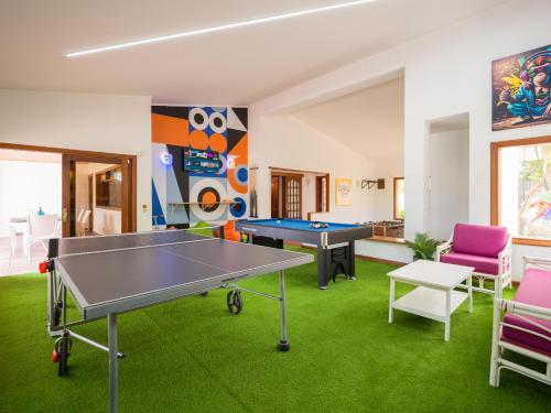 マスパロマスにあるCASA GRAN CANARIA - Gran Canaria Staysの卓球台と椅子が備わる客室です。