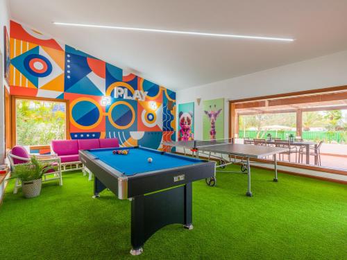 uma sala de jogos com mesa de bilhar e bolas de pingue-pongue em CASA GRAN CANARIA - Gran Canaria Stays em Maspalomas