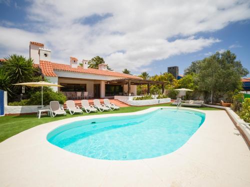 basen na podwórku domu w obiekcie CASA GRAN CANARIA - Gran Canaria Stays w mieście Maspalomas