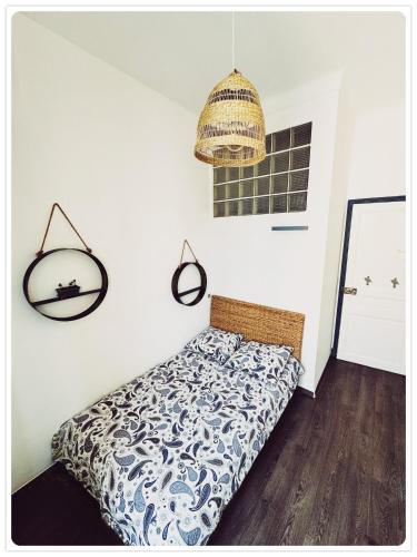 une chambre avec un lit et un lustre dans l'établissement Appartement Bourgeois à 5 min à pied du centre, à Cannes