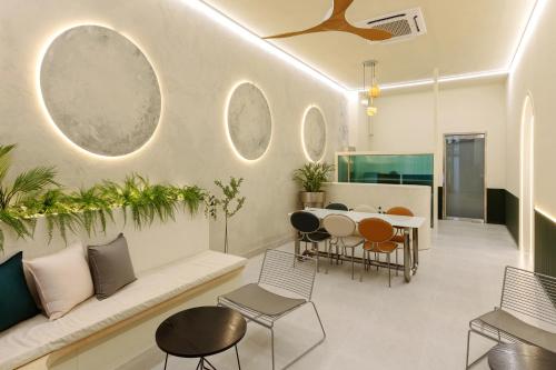 sala de estar con mesa y sillas en NewCZ Osiria Residence en Busan