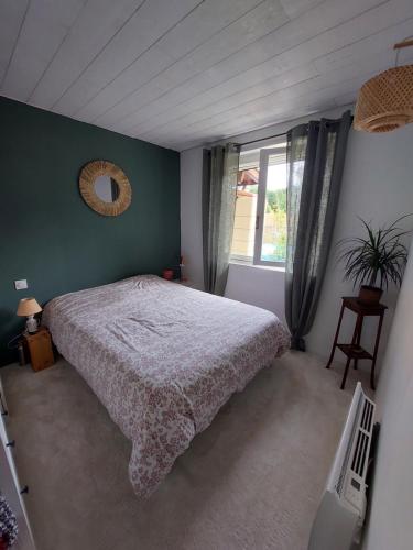 une chambre avec un lit et une fenêtre dans l'établissement Maison au calme, à Andernos-les-Bains