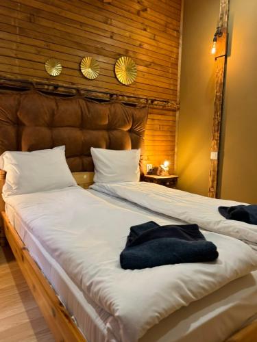 Ένα ή περισσότερα κρεβάτια σε δωμάτιο στο Chalet Iskar Borovets by BookVillaBG