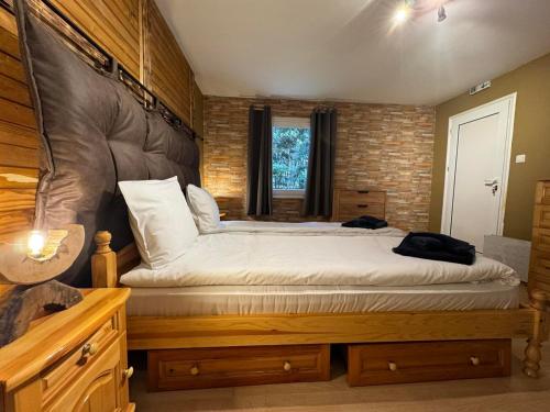 Ένα ή περισσότερα κρεβάτια σε δωμάτιο στο Chalet Iskar Borovets by BookVillaBG