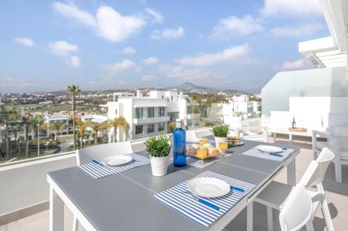 stół na balkonie z widokiem na miasto w obiekcie Apartment Marbella Golf With Pool - Happy Rentals w mieście Estepona