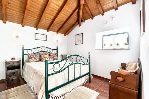 Postel nebo postele na pokoji v ubytování One bedroom house with garden and wifi at Amarante