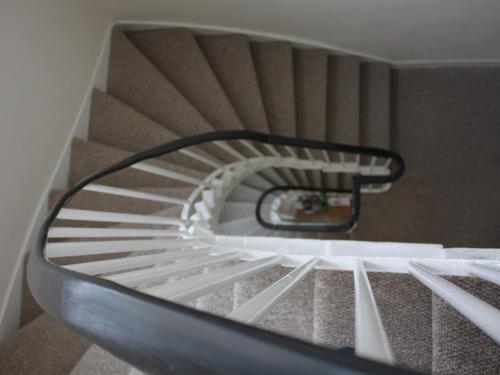 una escalera de caracol en una habitación con escalera en Edinburgh Holiday Guest House en Edimburgo