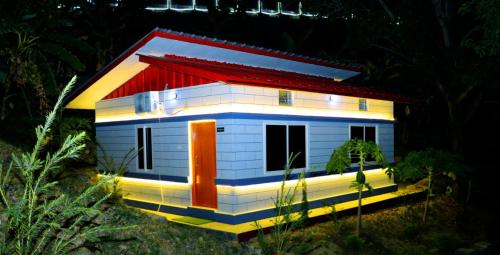 ein Modell eines Hauses mit rotem Dach in der Unterkunft Shalini Batika & Eco Resort in Tigri